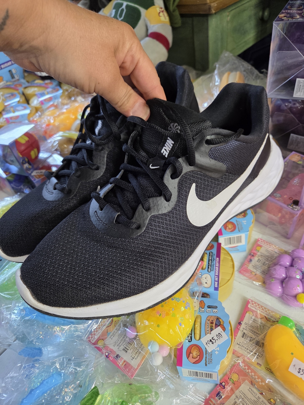 Nike Men’s Black running shoes with white Swoosh